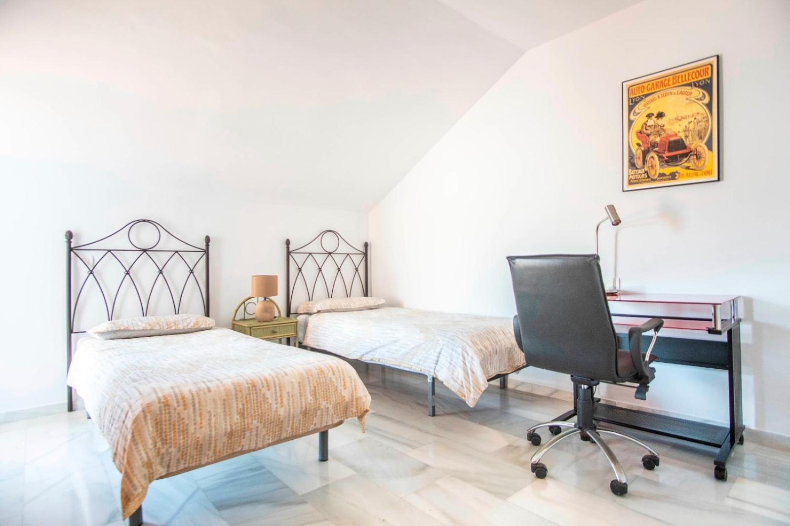 Bioparc Atico Muy Amplio Y Soleado, Cerca De La Playa Y Centro, Con Parking Y Ac Leilighet Fuengirola